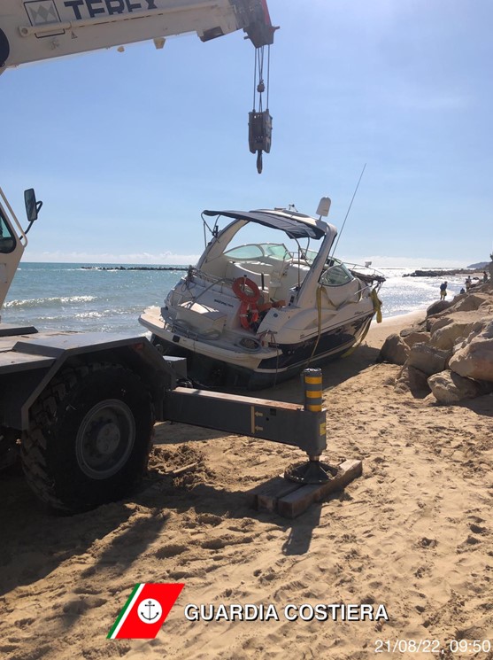 Barca in avaria a Francavilla al Mare: la Capitaneria di Porto attiva il Piano antinquinamento Locale