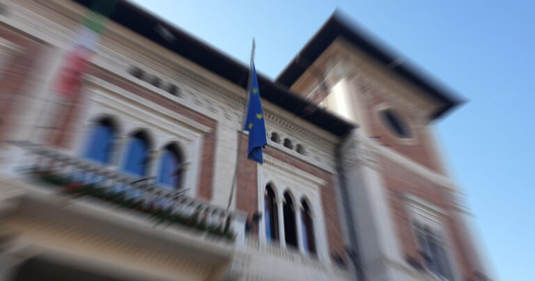 Avezzano, le panchine in legno di Largo Pomilio diventano simbolo della pace: dipinte dai bambini della città