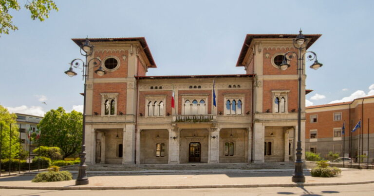 Avezzano, Il Sindaco di Avezzano Di Pangrazio si congratula con la Polizia Locale per la cattura del ladro delle auto e avverte: «Vita dura in città per chi vuole delinquere»