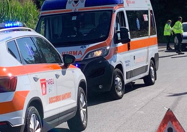Paura a Ortona: auto si sfrena e piomba sui tavolini di un bar