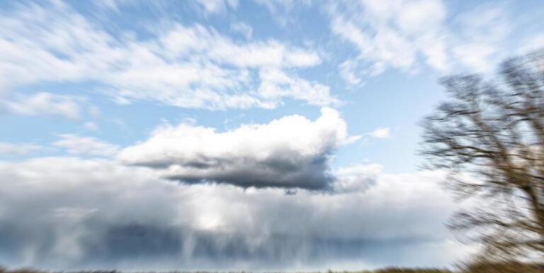 Previsioni AbruzzoMeteo: Una perturbazione atlantica favorirà un deciso peggioramento delle condizioni atmosferiche nelle prossime ore e nella giornata di lunedì: attesi forti temporali e temperature in generale diminuzione