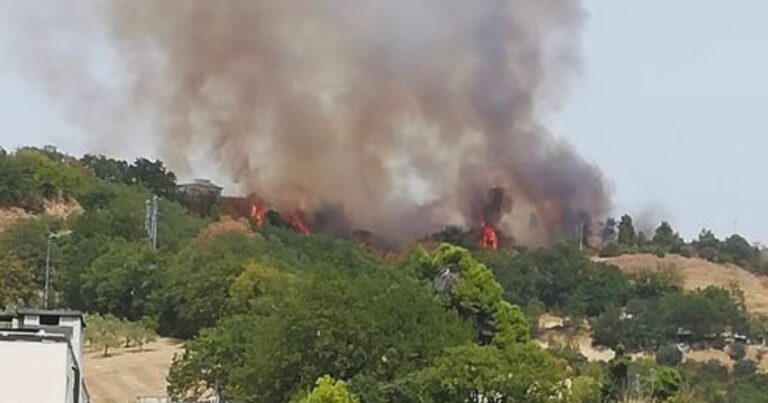 Chieti, incendio in zona Tricalle San Salvatore: in azione gli elicotteri